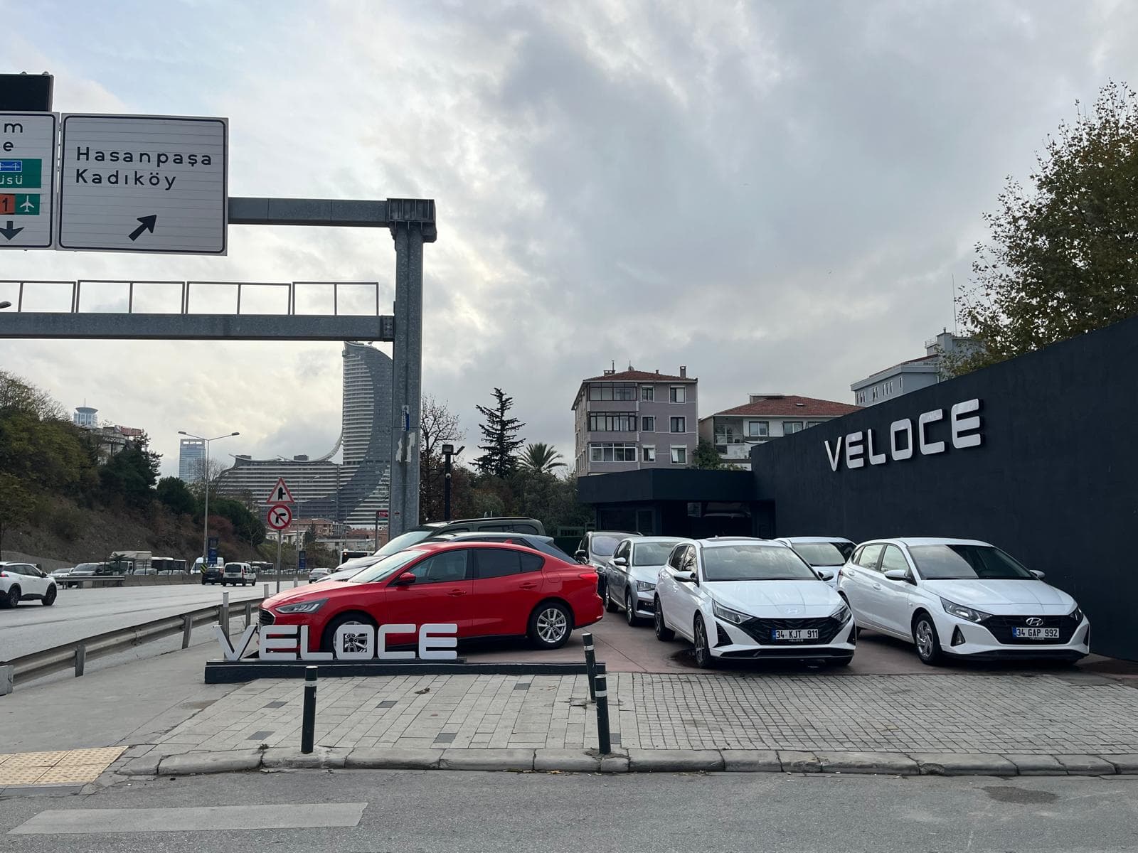 Mesudiye Otomotiv — Hasanpaşa, Kadıköy yön levhası ve araçlar